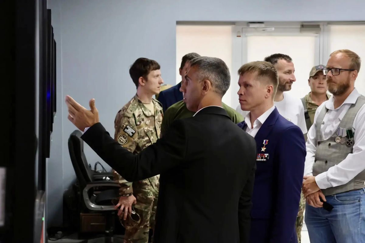 В рамках проекта «Диалоги с героями» сочинские школьники встретились с Героем России Евгением Мосейко В рамках проекта «Диалоги с героями» сочинские школьники встретились с Героем России Евгением Мосейко