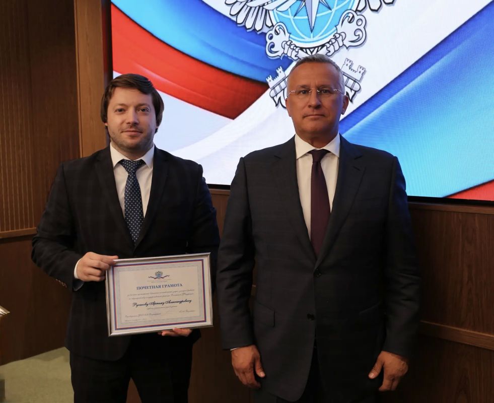 Геннадий Безлобенко вручил сотрудникам Росгранстроя заслуженные награды Геннадий Безлобенко вручил сотрудникам Росгранстроя заслуженные награды