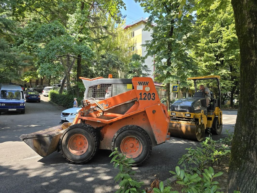 В Сочи готовят улицы возле школ и детских садов к началу учебного года В Сочи готовят улицы возле школ и детских садов к началу учебного года