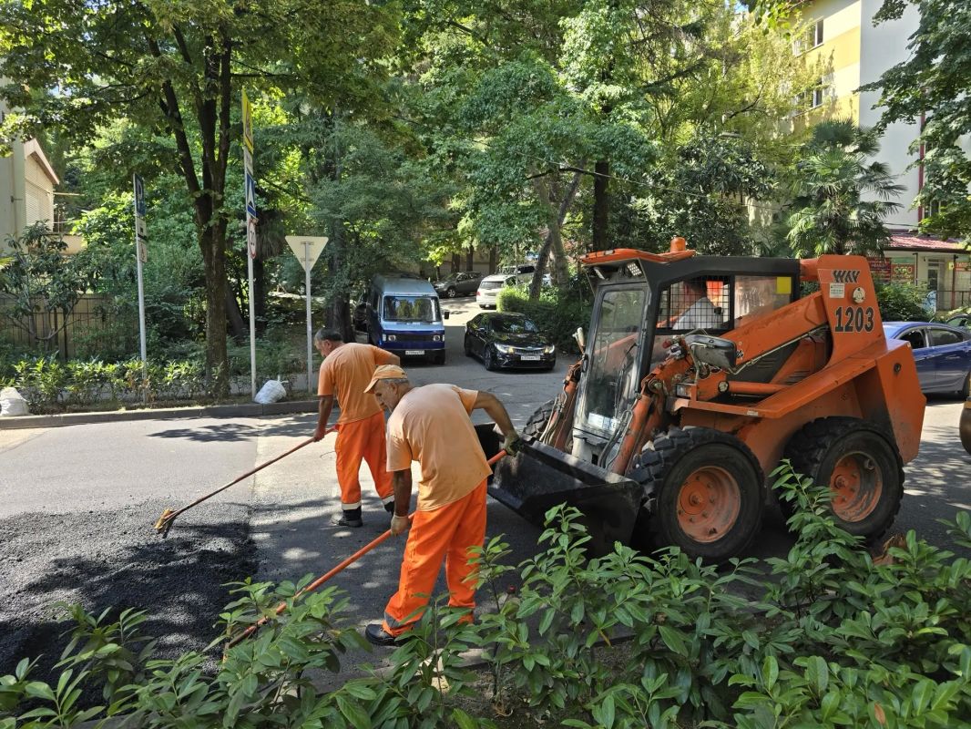 В Сочи готовят улицы возле школ и детских садов к началу учебного года В Сочи готовят улицы возле школ и детских садов к началу учебного года