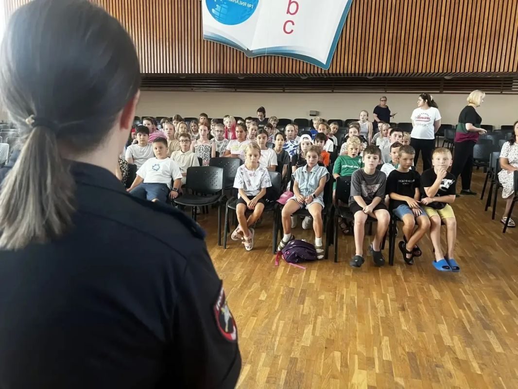 Сотрудники Госавтоинспекции г. Сочи продолжают проводить профилактическую работу в пришкольных лагерях в период летних каникул