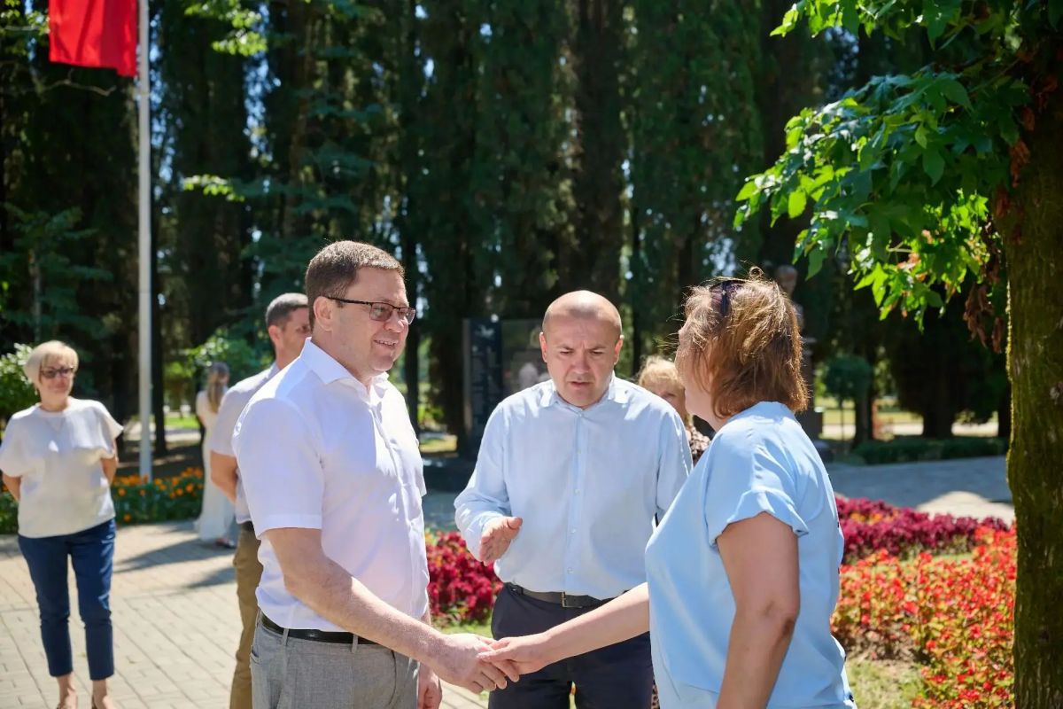 Депутат Государственной Думы Сергей Кривоносов осмотрел объекты благоустройства на территории Адлерского района Сочи Депутат Государственной Думы Сергей Кривоносов осмотрел объекты благоустройства на территории Адлерского района Сочи