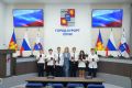 В Сочи ко Дню Государственного флага юным школьникам торжественно вручили первые паспорта