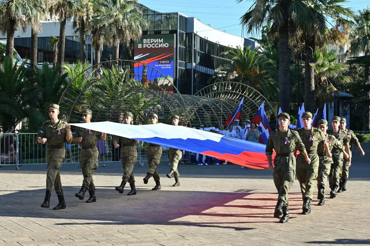В Сочи проходят праздничные мероприятия, посвященные Дню государственного флага России В Сочи проходят праздничные мероприятия, посвященные Дню государственного флага России