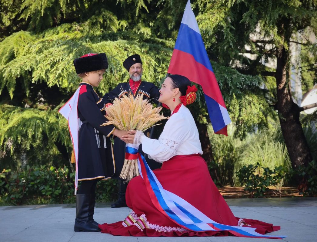В Сочи подвели итоги ежегодного городского конкурса «Гордо реет флаг державный» В Сочи подвели итоги ежегодного городского конкурса «Гордо реет флаг державный»