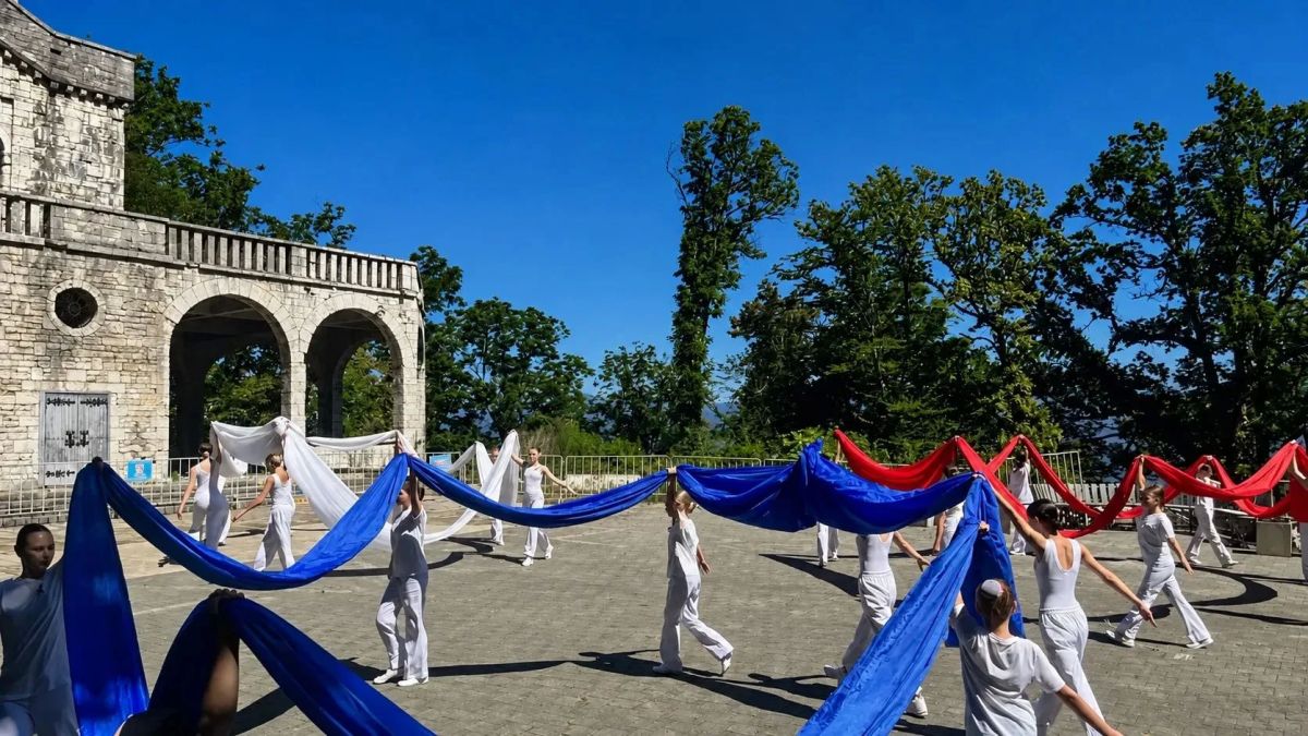 В Сочи на площади у башни Ахун прошла патриотическая акция «Флаг державный» В Сочи на площади у башни Ахун прошла патриотическая акция «Флаг державный»