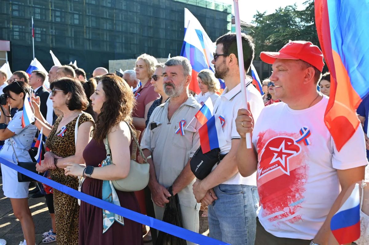 В Сочи проходят праздничные мероприятия, посвященные Дню государственного флага России В Сочи проходят праздничные мероприятия, посвященные Дню государственного флага России