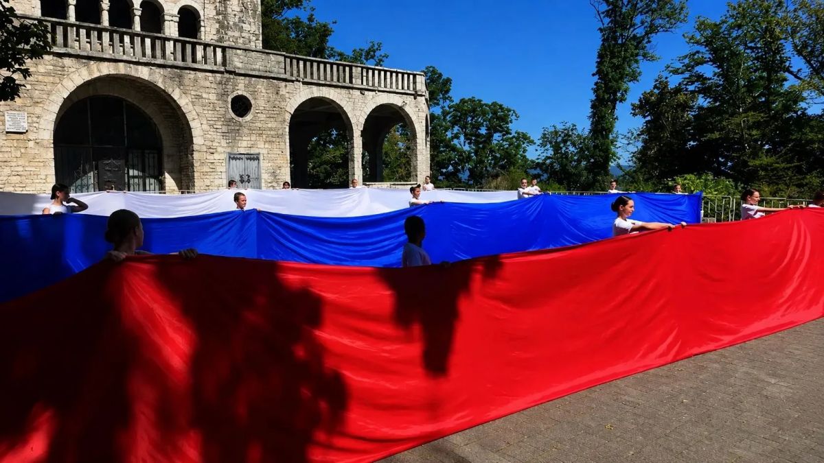 В Сочи на площади у башни Ахун прошла патриотическая акция «Флаг державный» В Сочи на площади у башни Ахун прошла патриотическая акция «Флаг державный»