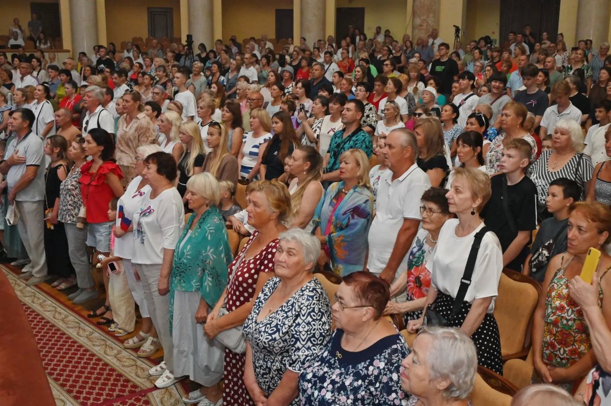 В Зимнем театре Сочи прошел праздничный концерт «Мы вместе В Зимнем театре Сочи прошел праздничный концерт «Мы вместе