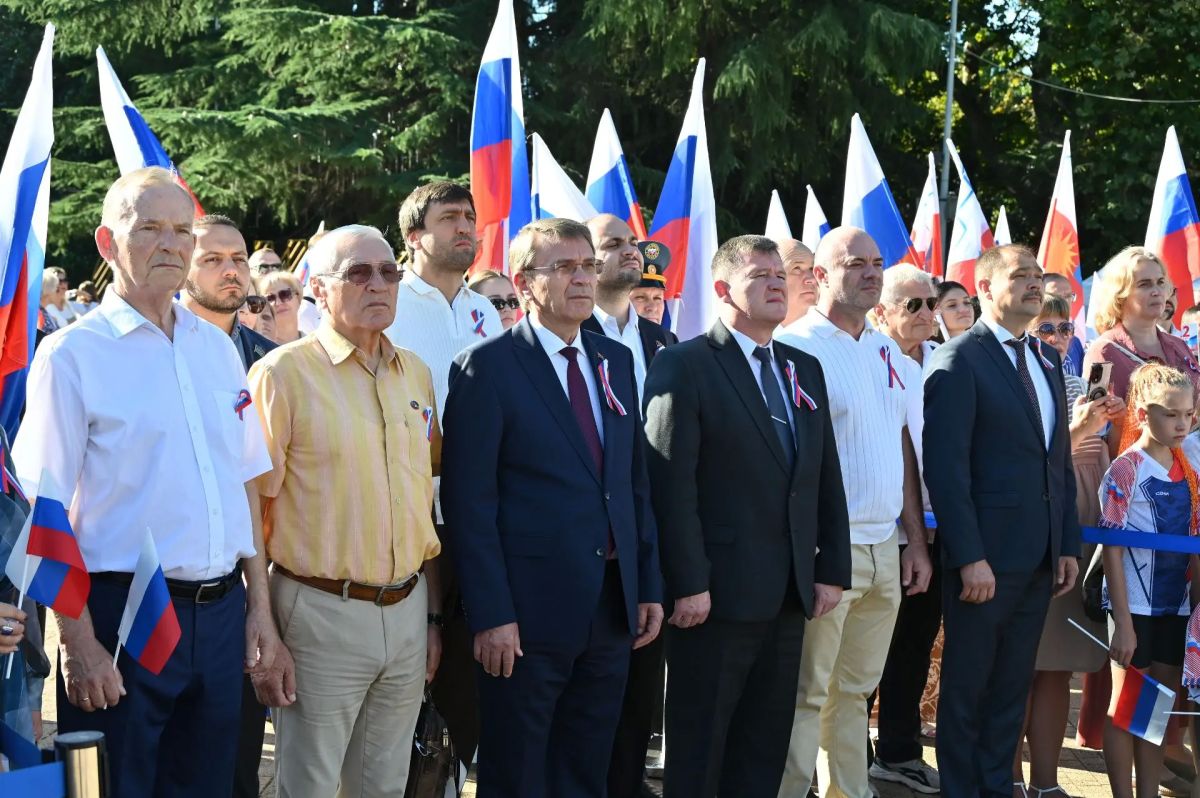 В Сочи проходят праздничные мероприятия, посвященные Дню государственного флага России В Сочи проходят праздничные мероприятия, посвященные Дню государственного флага России