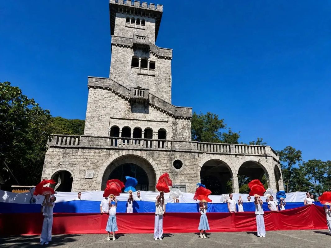 В Сочи на площади у башни Ахун прошла патриотическая акция «Флаг державный» В Сочи на площади у башни Ахун прошла патриотическая акция «Флаг державный»