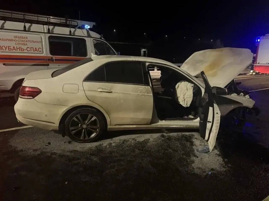 29-летний водитель Mercedes выехал на встречную полосу и столкнулся с OMODA в Адлерском районе Сочи 29-летний водитель Mercedes выехал на встречную полосу и столкнулся с OMODA в Адлерском районе Сочи
