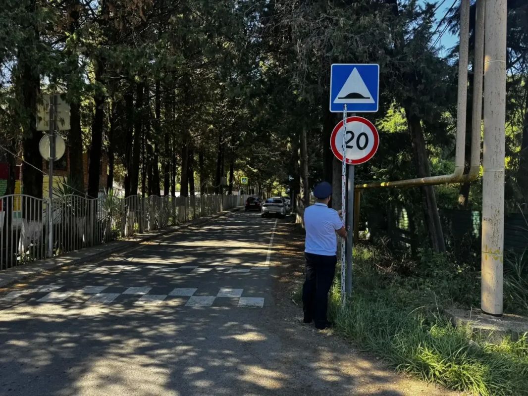 В преддверии начала нового учебного года сотрудники Госавтоинспекции г. Сочи проводят обследования состояния улично-дорожной сети