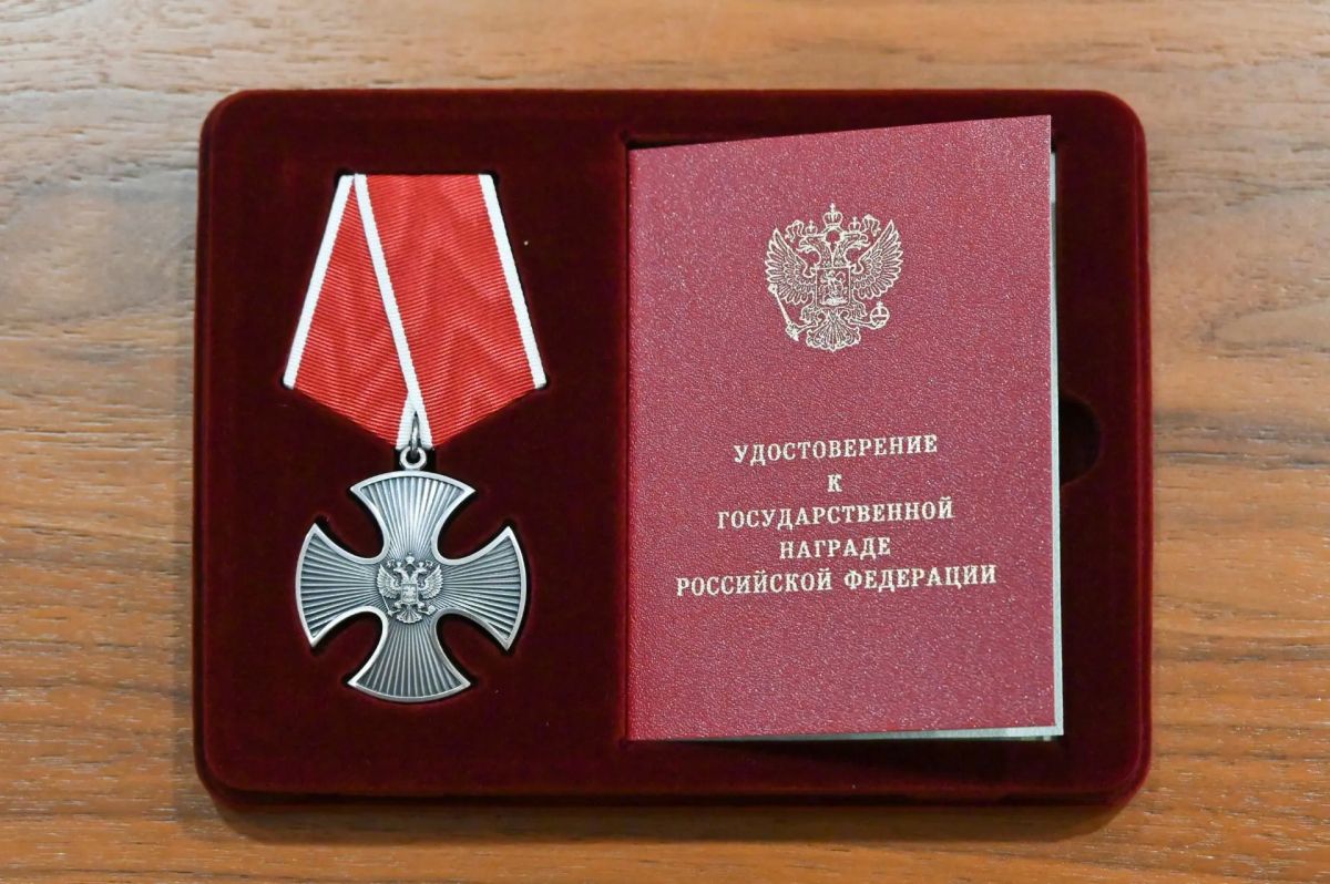 Глава Сочи Андрей Прошунин передал семье участника СВО государственную награду Глава Сочи Андрей Прошунин передал семье участника СВО государственную награду