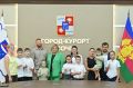 В Сочи детям участников СВО вручили 500 сертификатов на приобретение канцелярских товаров к школе