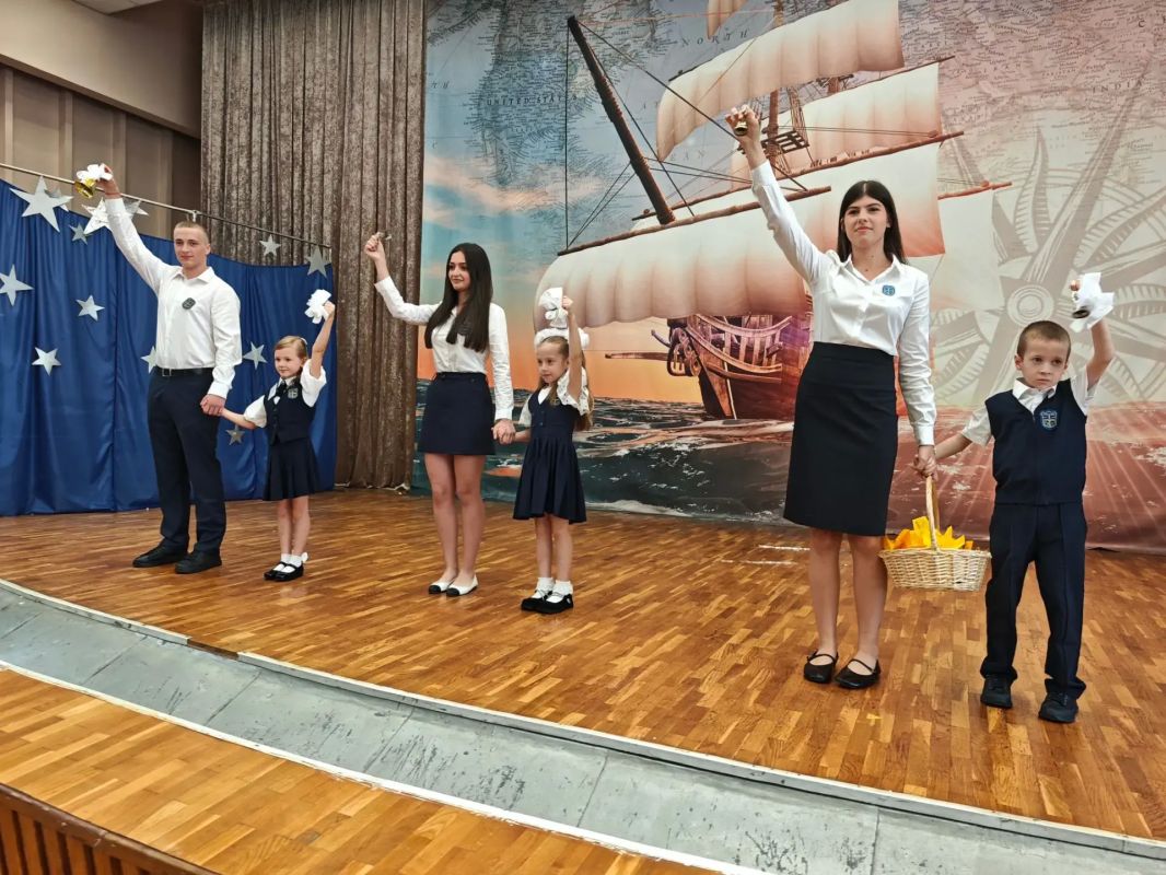 Первый звонок в родной школе – День знаний Константин Затулин встретил в Сочинской гимназии №1 им. Риммы Филатовой Первый звонок в родной школе – День знаний Константин Затулин встретил в Сочинской гимназии №1 им. Риммы Филатовой