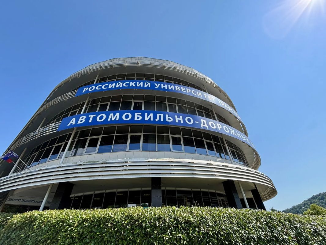 В Институте транспорта и сервиса Сочи отметили День знаний В Институте транспорта и сервиса Сочи отметили День знаний