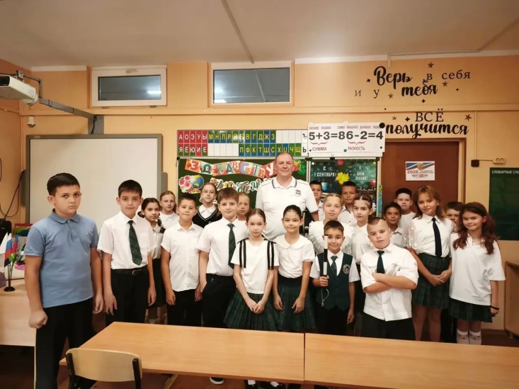 Госавтоинспекция г. Сочи поздравляет всех школьников, их родителей и учителей с Днем знаний и началом нового учебного года! Госавтоинспекция г. Сочи поздравляет всех школьников, их родителей и учителей с Днем знаний и началом нового учебного года!
