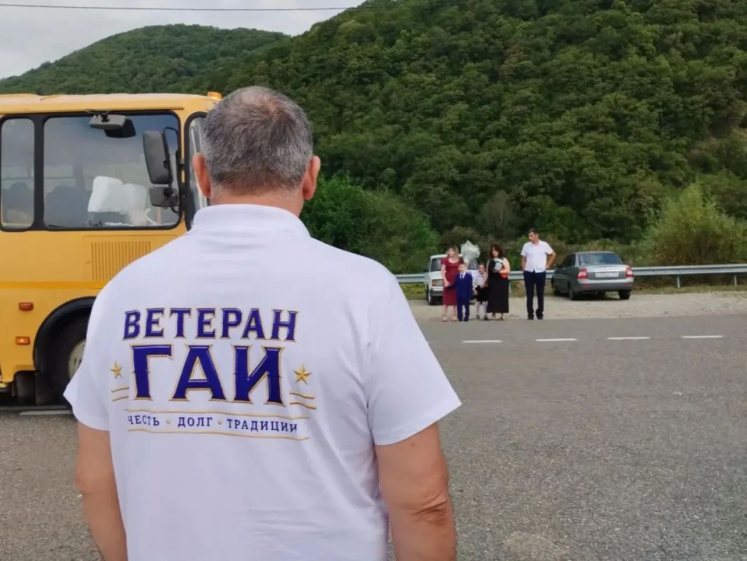 Госавтоинспекция г. Сочи поздравляет всех школьников, их родителей и учителей с Днем знаний и началом нового учебного года! Госавтоинспекция г. Сочи поздравляет всех школьников, их родителей и учителей с Днем знаний и началом нового учебного года!