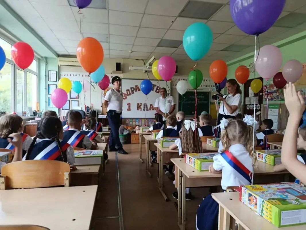 Госавтоинспекция г. Сочи поздравляет всех школьников, их родителей и учителей с Днем знаний и началом нового учебного года! Госавтоинспекция г. Сочи поздравляет всех школьников, их родителей и учителей с Днем знаний и началом нового учебного года!