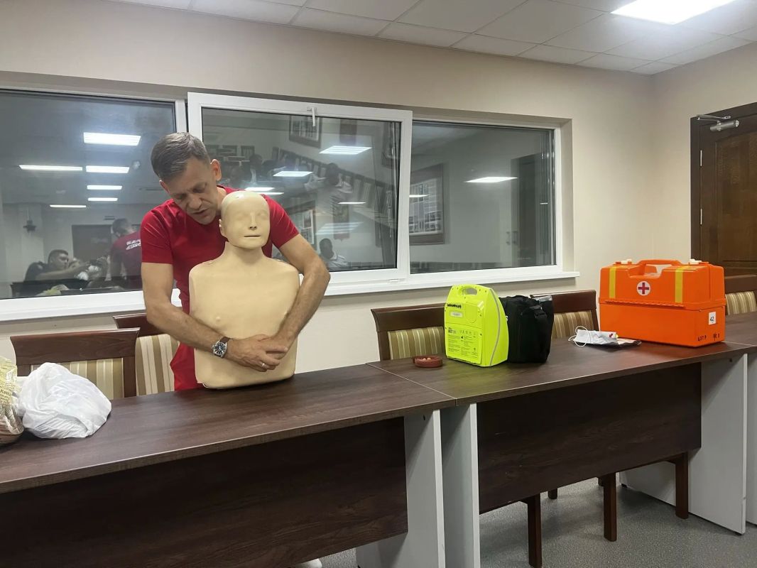 Как показывает практика, сотрудники Госавтоинспекции зачастую первыми прибывают на место дорожно-транспортного происшествия, и у них оказывается возможность оказать первую и крайне важную помощь Как показывает практика, сотрудники Госавтоинспекции зачастую первыми прибывают на место дорожно-транспортного происшествия, и у них оказывается возможность оказать первую и крайне важную помощь