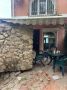 Многотонная глыба рухнула во двор жилого дома в Сочи