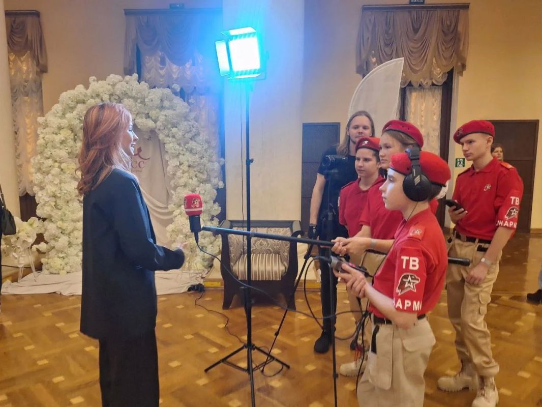 Хочешь однажды не просто быть зрителем на большом мероприятии, а оказаться по другую сторону камеры? Хочешь однажды не просто быть зрителем на большом мероприятии, а оказаться по другую сторону камеры?