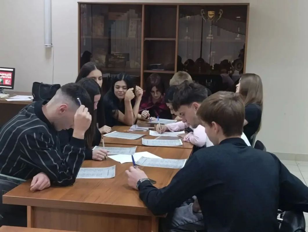 Сегодня в Сочинском профессиональном техникуме специалист нашего Центра патриотического воспитания молодежи провела интеллектуальную игру ко Дню языков народов Российской Федерации Сегодня в Сочинском профессиональном техникуме специалист нашего Центра патриотического воспитания молодежи провела интеллектуальную игру ко Дню языков народов Российской Федерации