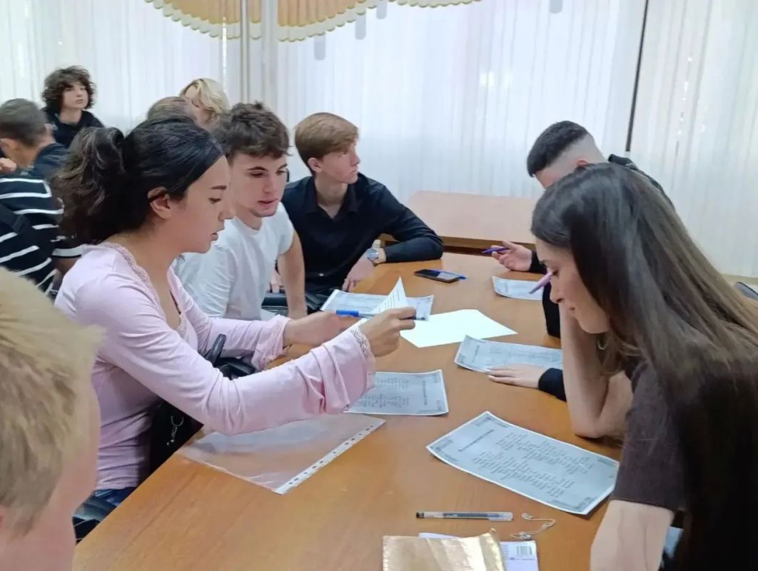 Сегодня в Сочинском профессиональном техникуме специалист нашего Центра патриотического воспитания молодежи провела интеллектуальную игру ко Дню языков народов Российской Федерации Сегодня в Сочинском профессиональном техникуме специалист нашего Центра патриотического воспитания молодежи провела интеллектуальную игру ко Дню языков народов Российской Федерации