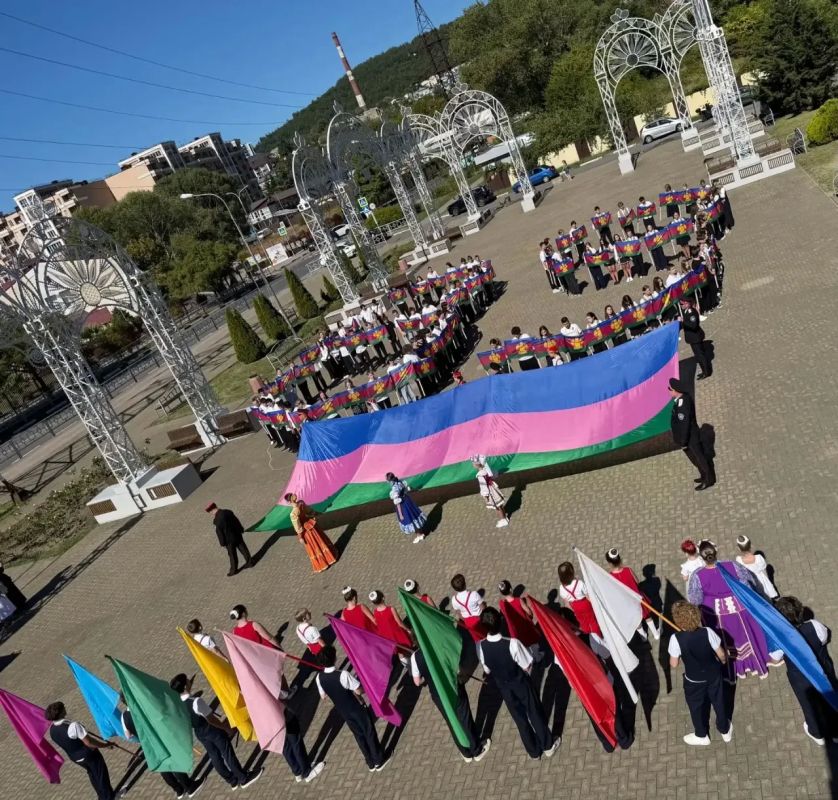 11 сентября на площади спорткомплекса «Лазаревский» прошла патриотическая акция «Мы дети Кубани» 11 сентября на площади спорткомплекса «Лазаревский» прошла патриотическая акция «Мы дети Кубани»