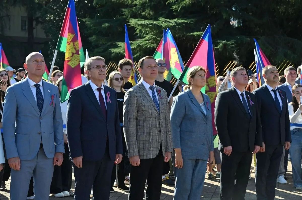 В Сочи торжественно подняли Флаг Краснодарского края.