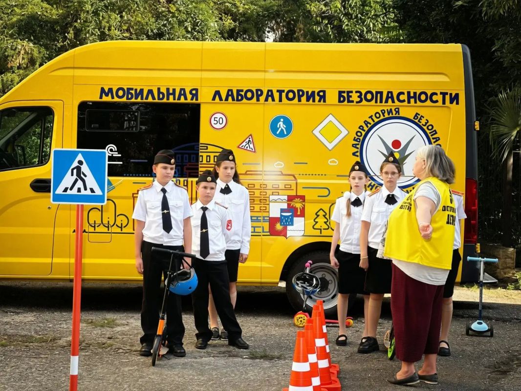 Кадеты школы №7 прошли обучение в «Мобильной лаборатории безопасности» Кадеты школы №7 прошли обучение в «Мобильной лаборатории безопасности»