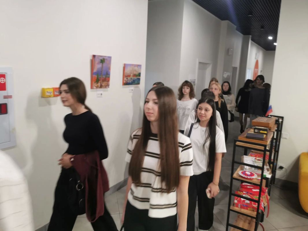 Сегодня студенты 1 курса Академического колледжа посетили с экскурсией наш Дом Молодежи Сегодня студенты 1 курса Академического колледжа посетили с экскурсией наш Дом Молодежи