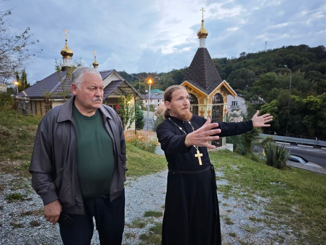 Константин Затулин обсудил дальнейшую помощь Храму Сорока мучеников Севастийских в Сочи с его настоятелем, отцом Дмитрием Ходариным Константин Затулин обсудил дальнейшую помощь Храму Сорока мучеников Севастийских в Сочи с его настоятелем, отцом Дмитрием Ходариным