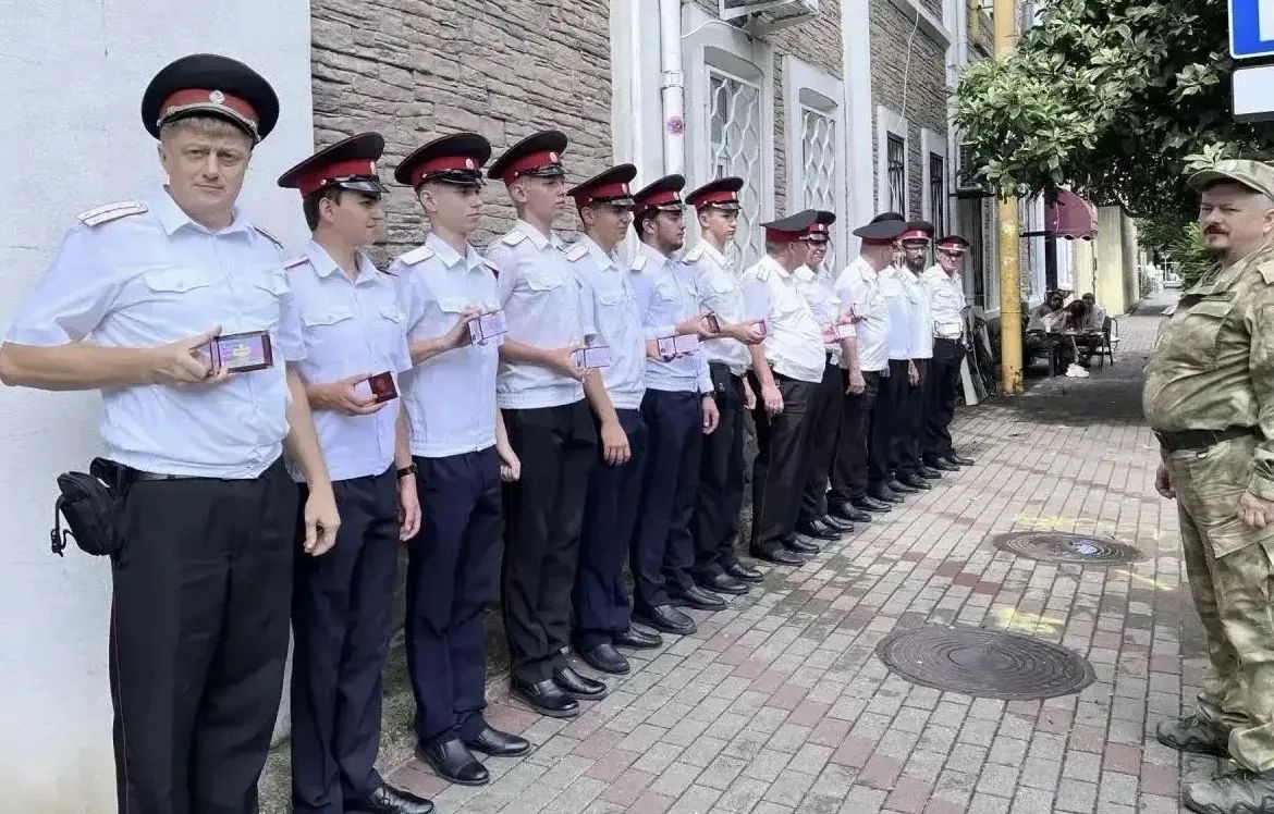 Пока одни студенты ездили на целину, другие - патриулировали улицы города Пока одни студенты ездили на целину, другие - патриулировали улицы города