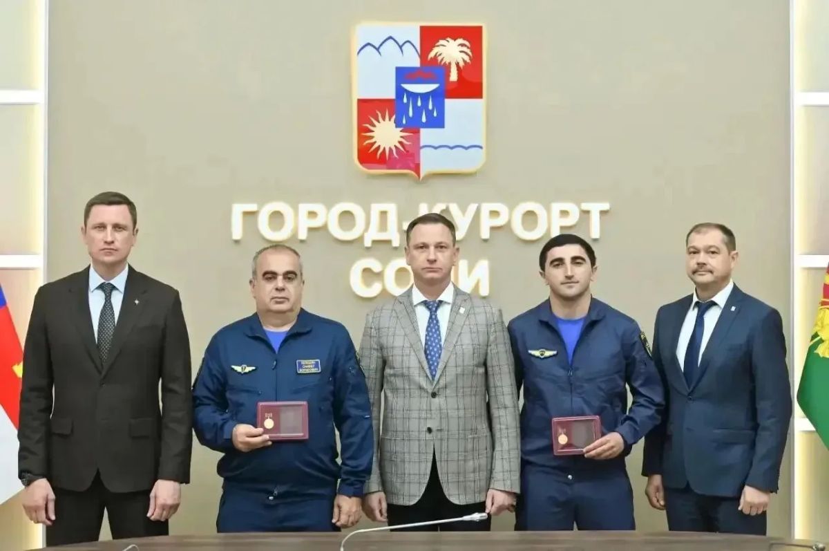 Глава Сочи Андрей Прошунин наградил сотрудников МЧС за профессионализм при экстренной посадке вертолета Глава Сочи Андрей Прошунин наградил сотрудников МЧС за профессионализм при экстренной посадке вертолета
