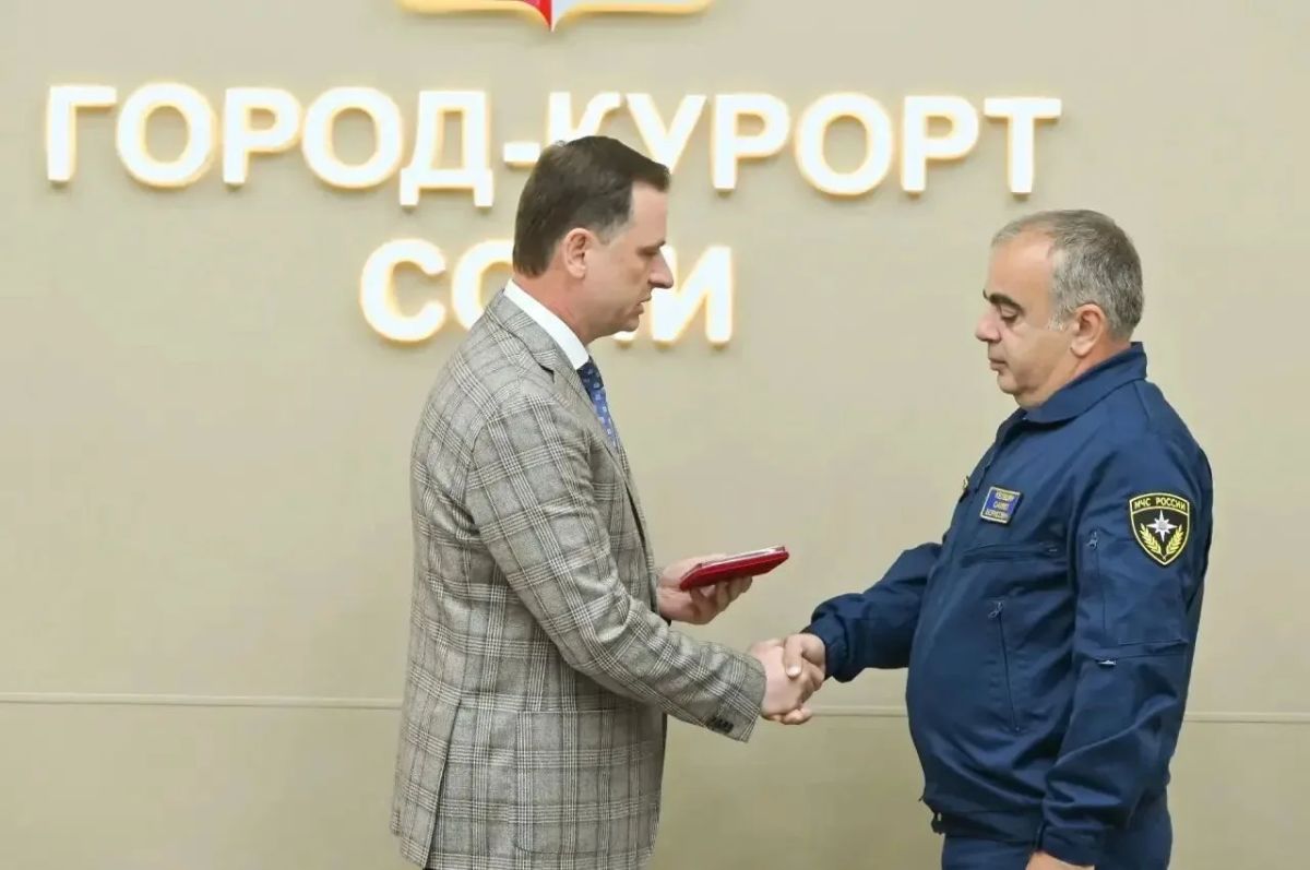 Глава Сочи Андрей Прошунин наградил сотрудников МЧС за профессионализм при экстренной посадке вертолета Глава Сочи Андрей Прошунин наградил сотрудников МЧС за профессионализм при экстренной посадке вертолета