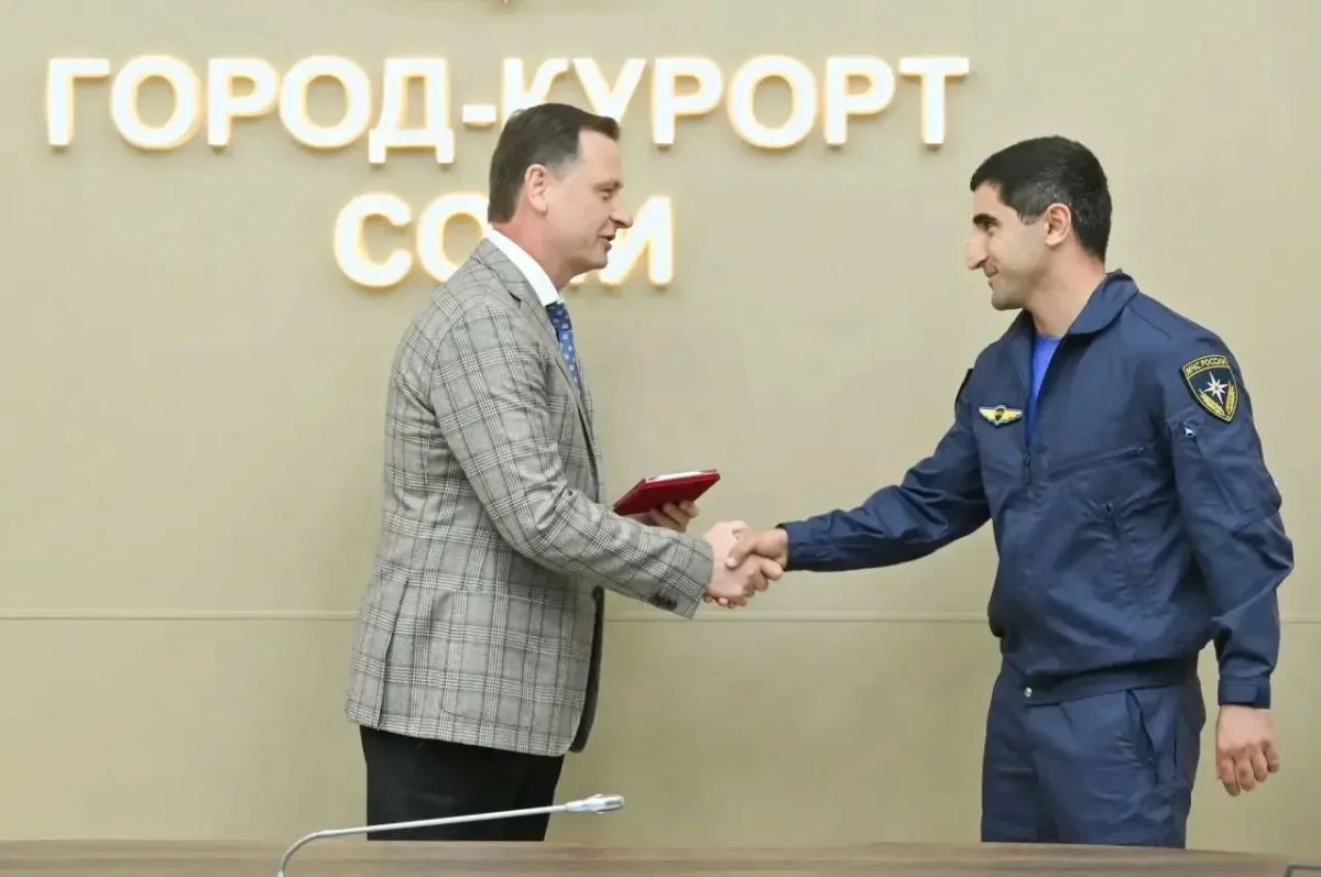 Глава Сочи Андрей Прошунин наградил сотрудников МЧС за профессионализм при экстренной посадке вертолета Глава Сочи Андрей Прошунин наградил сотрудников МЧС за профессионализм при экстренной посадке вертолета