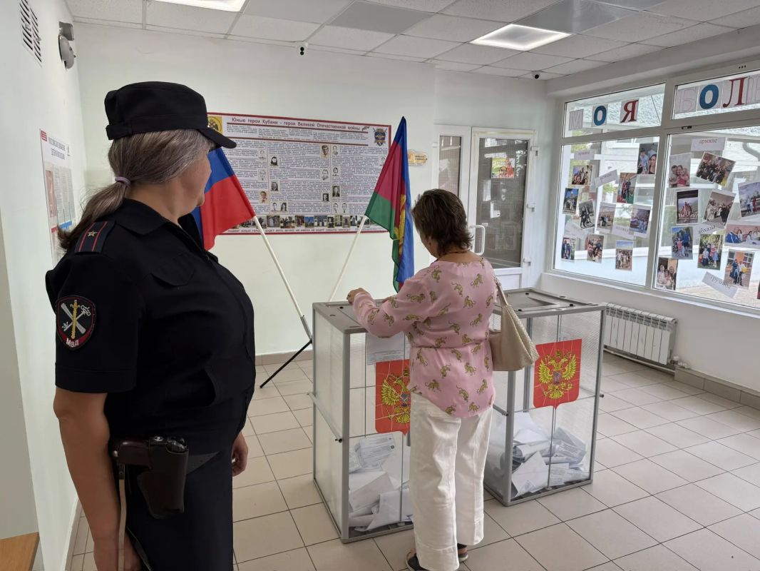 Сотрудники Госавтоинспекции г. Сочи принимают участие в голосовании Сотрудники Госавтоинспекции г. Сочи принимают участие в голосовании