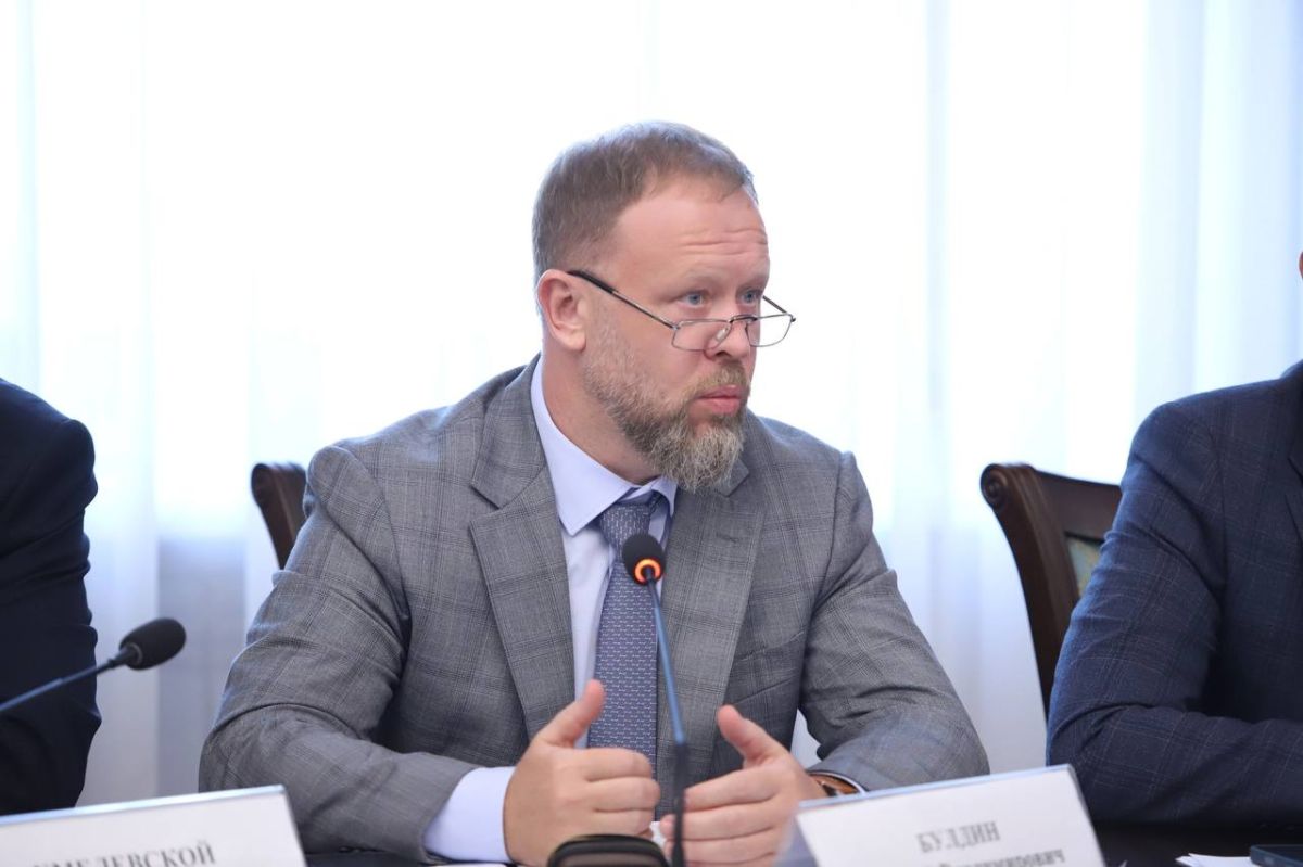 Председатель ЗСК Юрий Бурлачко провел планерное совещание депутатов, на котором обсуждались итоги летнего курортного сезона этого года Председатель ЗСК Юрий Бурлачко провел планерное совещание депутатов, на котором обсуждались итоги летнего курортного сезона этого года