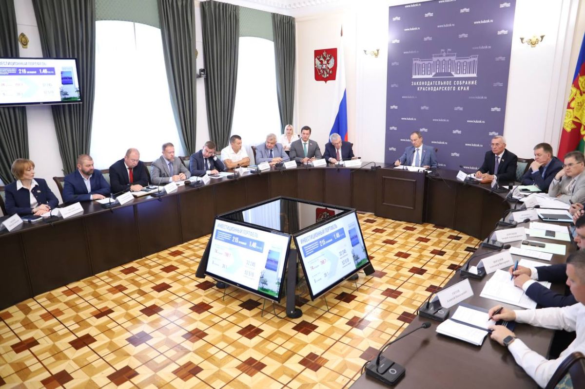 Председатель ЗСК Юрий Бурлачко провел планерное совещание депутатов, на котором обсуждались итоги летнего курортного сезона этого года Председатель ЗСК Юрий Бурлачко провел планерное совещание депутатов, на котором обсуждались итоги летнего курортного сезона этого года