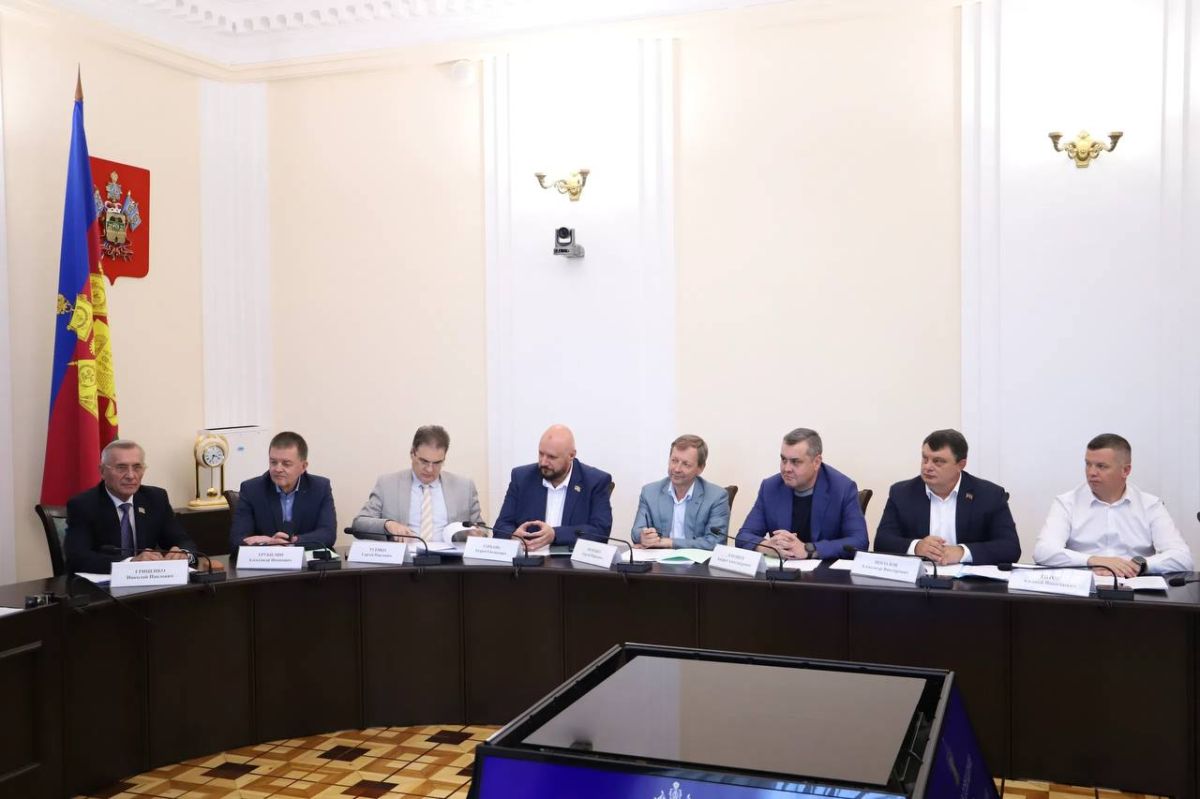 Председатель ЗСК Юрий Бурлачко провел планерное совещание депутатов, на котором обсуждались итоги летнего курортного сезона этого года Председатель ЗСК Юрий Бурлачко провел планерное совещание депутатов, на котором обсуждались итоги летнего курортного сезона этого года