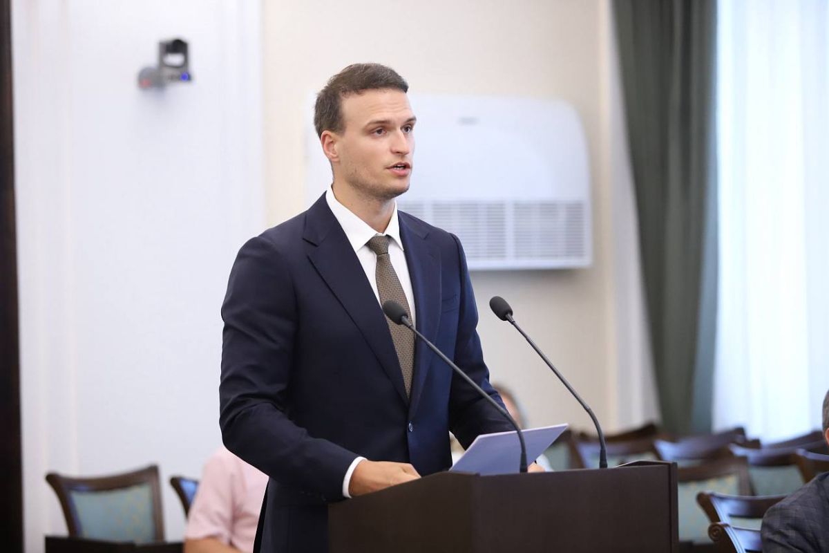 Председатель ЗСК Юрий Бурлачко провел планерное совещание депутатов, на котором обсуждались итоги летнего курортного сезона этого года Председатель ЗСК Юрий Бурлачко провел планерное совещание депутатов, на котором обсуждались итоги летнего курортного сезона этого года