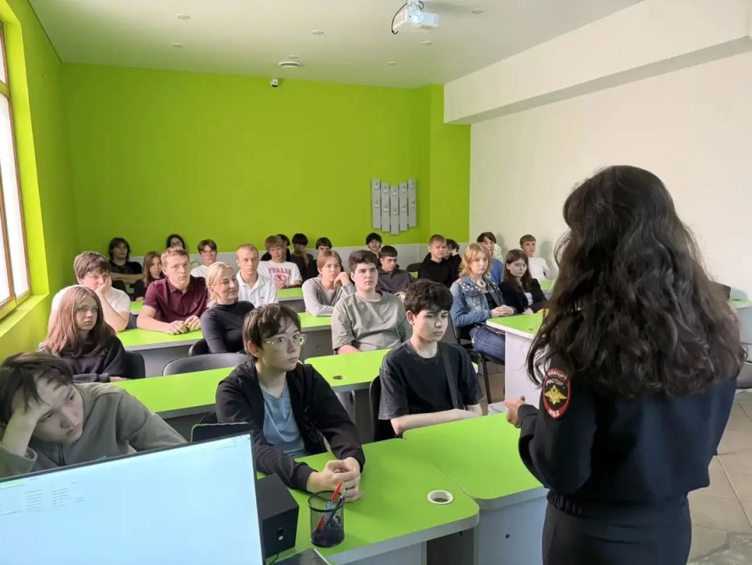 Сотрудники сочинской Госавтоинспекции приняли участие в социальном проекте «Профилактический маршрут безопасности», который был организован для студентов компьютерной академии «Топ» Сотрудники сочинской Госавтоинспекции приняли участие в социальном проекте «Профилактический маршрут безопасности», который был организован для студентов компьютерной академии «Топ»