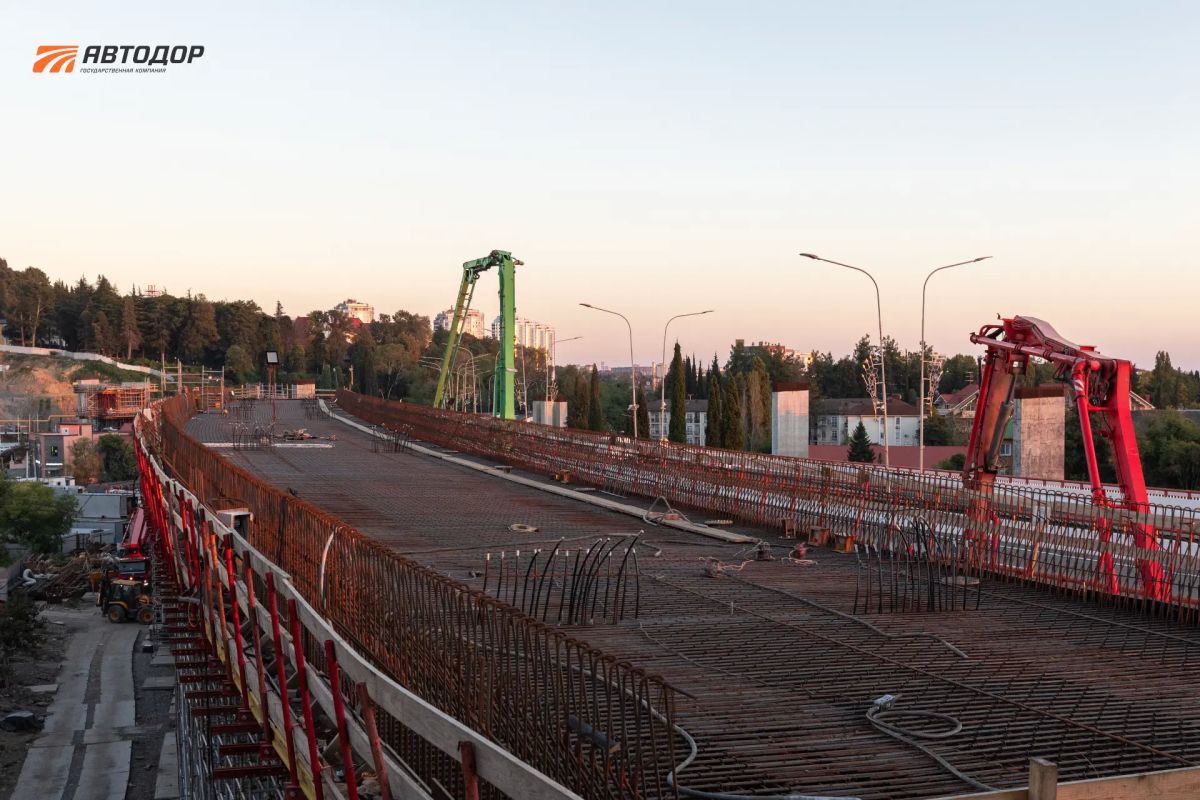Залит первый бетон в пролет мостового перехода через реку Кудепста Залит первый бетон в пролет мостового перехода через реку Кудепста