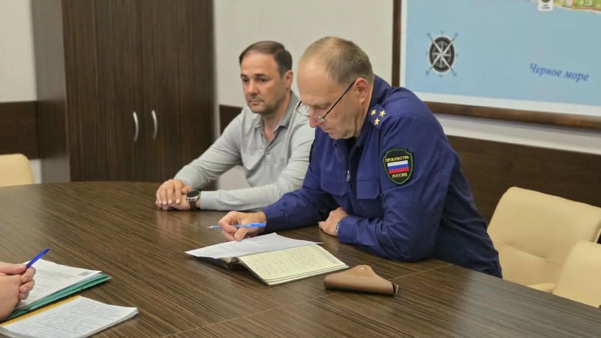 Прокурор Хостинского района г. Сочи Роман Ведерников провёл личный приём участников СВО и членов их семей в администрации района Прокурор Хостинского района г. Сочи Роман Ведерников провёл личный приём участников СВО и членов их семей в администрации района