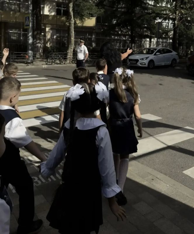 Сотрудники Госавтоинспекции проводят блиц-уроки по Правилам дорожного движения для учащихся школ города-курорта Сочи Сотрудники Госавтоинспекции проводят блиц-уроки по Правилам дорожного движения для учащихся школ города-курорта Сочи