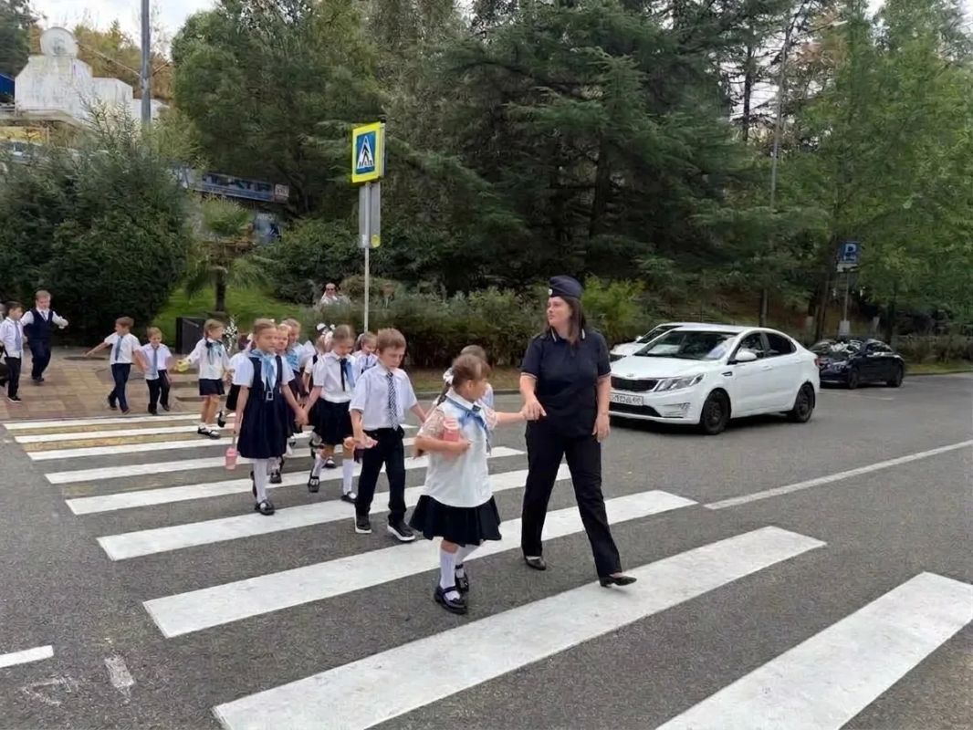 Сотрудники Госавтоинспекции проводят блиц-уроки по Правилам дорожного движения для учащихся школ города-курорта Сочи Сотрудники Госавтоинспекции проводят блиц-уроки по Правилам дорожного движения для учащихся школ города-курорта Сочи