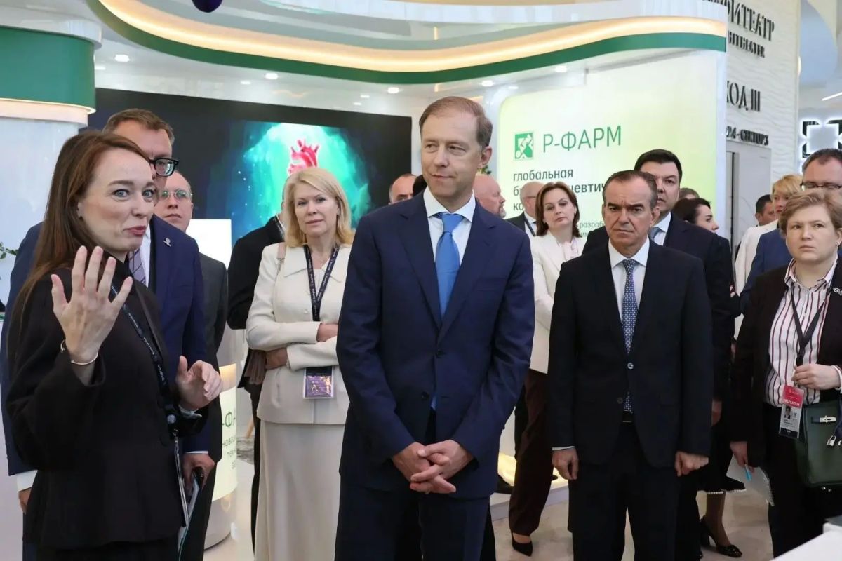 Денис Мантуров оценил разработки ученых Краснодарского края на выставочной экспозиции форума «Биопром» Денис Мантуров оценил разработки ученых Краснодарского края на выставочной экспозиции форума «Биопром»