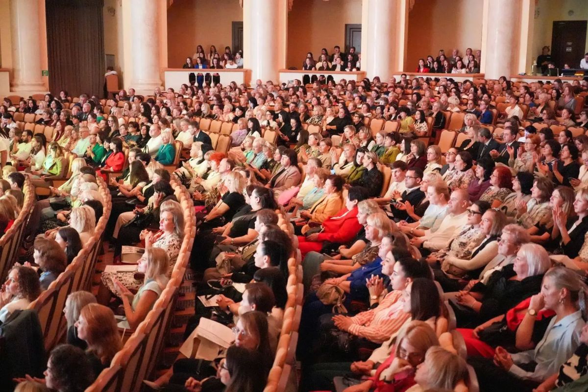 В Сочи ко Всемирному дню учителя наградили более 150 педагогических работников В Сочи ко Всемирному дню учителя наградили более 150 педагогических работников